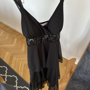 Festklänning svart glitter - Jättefin festklänning från Orsay, som ny! Inbyggd bh med ungefär b-kupa, baksidan kan knytas med ett band! I Finns en defekt, skriv för fler bilder!🌺GRATIS FRAKT I 14 DAGAR MED KÖP NU, HÖR AV DIG OM DU VILL KÖPA!