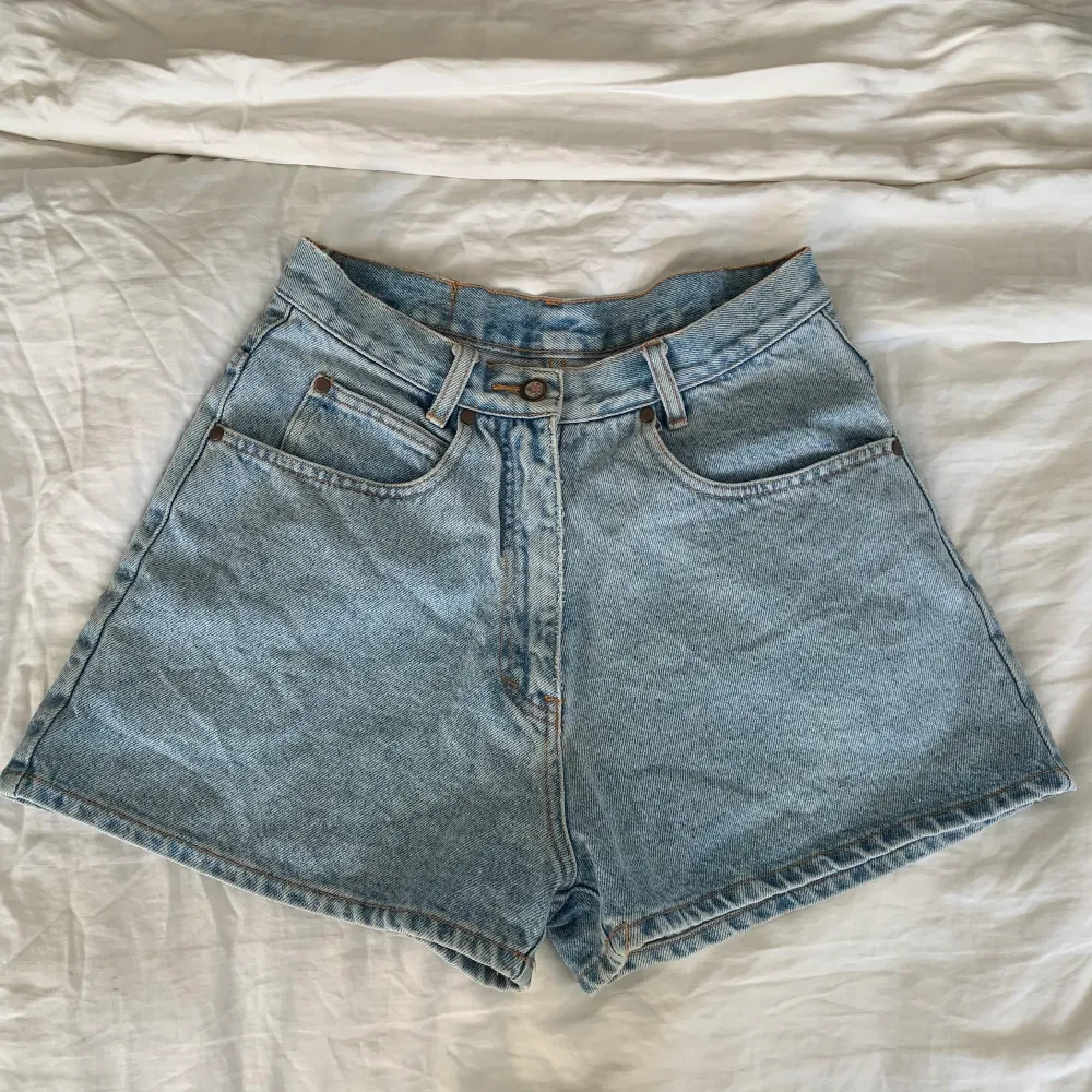 Vintage inspirerande shorts med supersöt knapp. Jeans & Byxor.