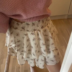 Blommig volangkjol  - Blommig volangkjol från Gina tricot. Storlekslappen är inte kvar men är väldigt säker på att den är i storlek 36.