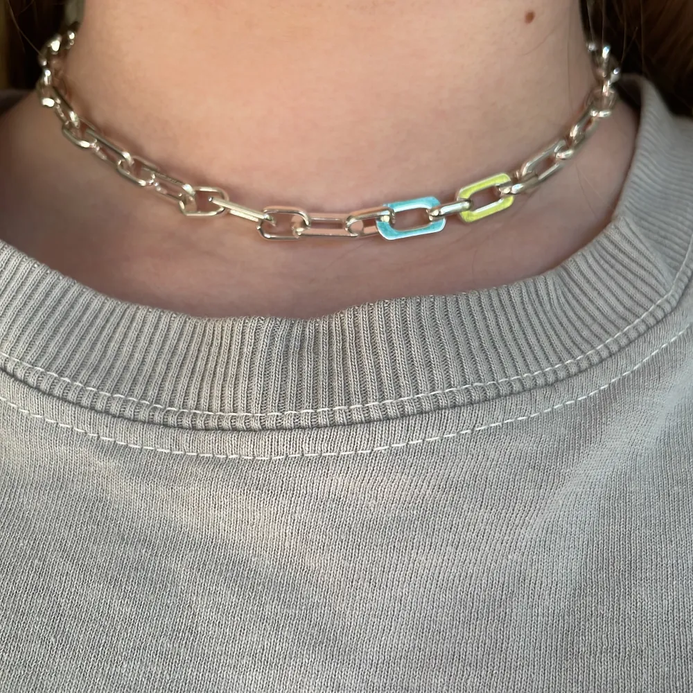 Fint Kedje halsband som jag säljer för att det inte kommer till användning. Ganska bra skick och är köpt för två år sedan ❤️ orginal pris: 100 inte äkta silver! . Accessoarer.