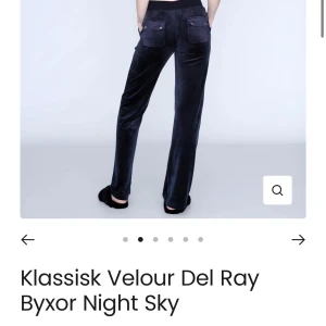 Juicy couture byxor  - Säljer nu mina jättefina mörklblåa Juicy byxor dom jag fick i julas. Så fint skick och fint använda. Köpta för 1200kr mitt pris 500. 💓💓