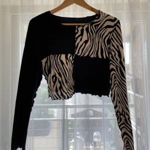 Zebramönstrad tröja  - Kroppad tröja i zebramönster i tunnare tyg.