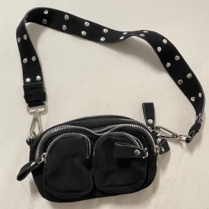 Mini väska - Mini väska från Ginatricot som inte har kommit till användning🥰 knappt använd så jättefint skick, passar bra till om man vill ha med sig en liten men ändå rymlig väska.