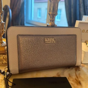 Karl Lagerfeld plånbok - Helt ny lyxig Karl Lagerfeld plånbok (i riktig läder). Nypris: 2200, men jag säljer för 1500kr❤️  Färg: Metallic Rose Gold and Beige. 