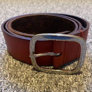 Skärp - Tänker sälja detta vinröda skärp från Sellpy eftersom de var tyvärr för stort på mig. Skriv privat till mig om du vill få mer information :D