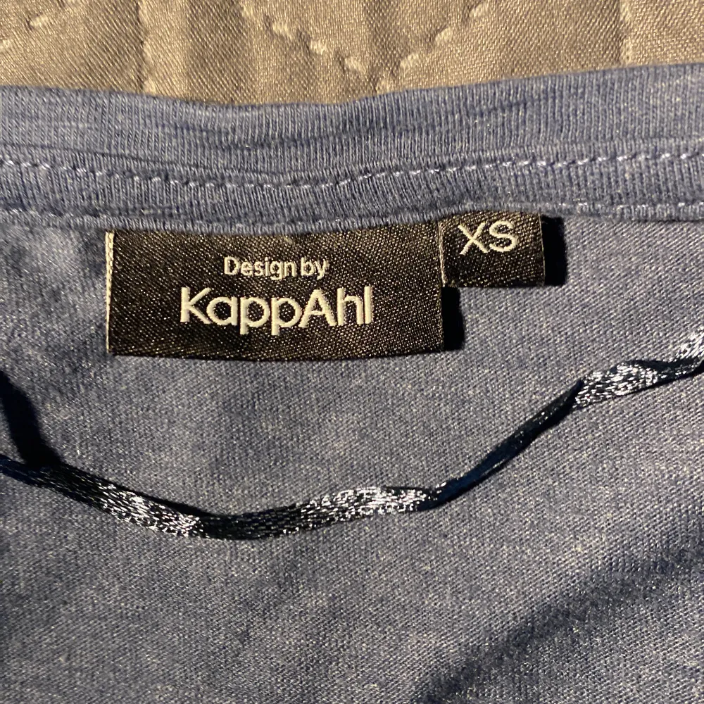 En tröja som aldrig har används. Från Kappahl fint skicka och i storlek xs men jag skulle säga att den passar bra på även S.. Tröjor & Koftor.