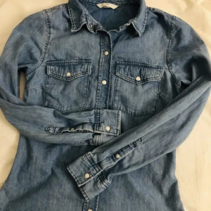 Jeansskjorta XS  - Från H&M. Sitter för tajt på mig, numera. 