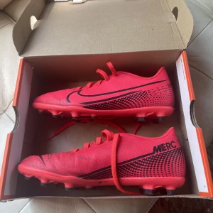 Rosa/röda fotbollsskor  - Rosa/röda fotbollsskor i storlek 38,5💘 Säljer då jag har ett par andra😊 Hör av dig vid intresse eller frågor💝