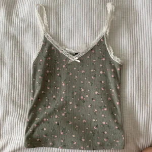 Coquette hm topp🤍 - En jätte trendig topp🤍 Med spets och rosett ( se bild 2 ) ett väldigt bra skick