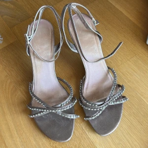 Klackar med strass  - Super söta sommar klackar med strass band fram. Storlek 37 säljer för 100kr + frakt