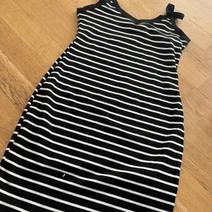 Klänning  - Köpt ifrån shein aldrig använd endast provad 