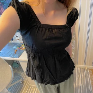 Svart blus - Svart blus med stilig square neckline och rusch 🖤 Köpt secondhand i bra skick