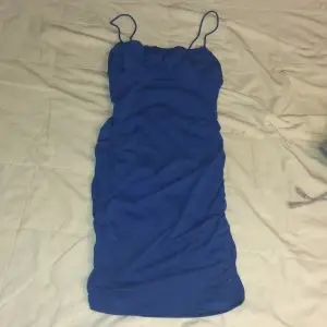 En snygg kungsblå klänning från shein som jag älskade men är inte riktigt min stil längre. Den har scrunch på sidan vilket formar kroppen fint och den är ganska kort 
