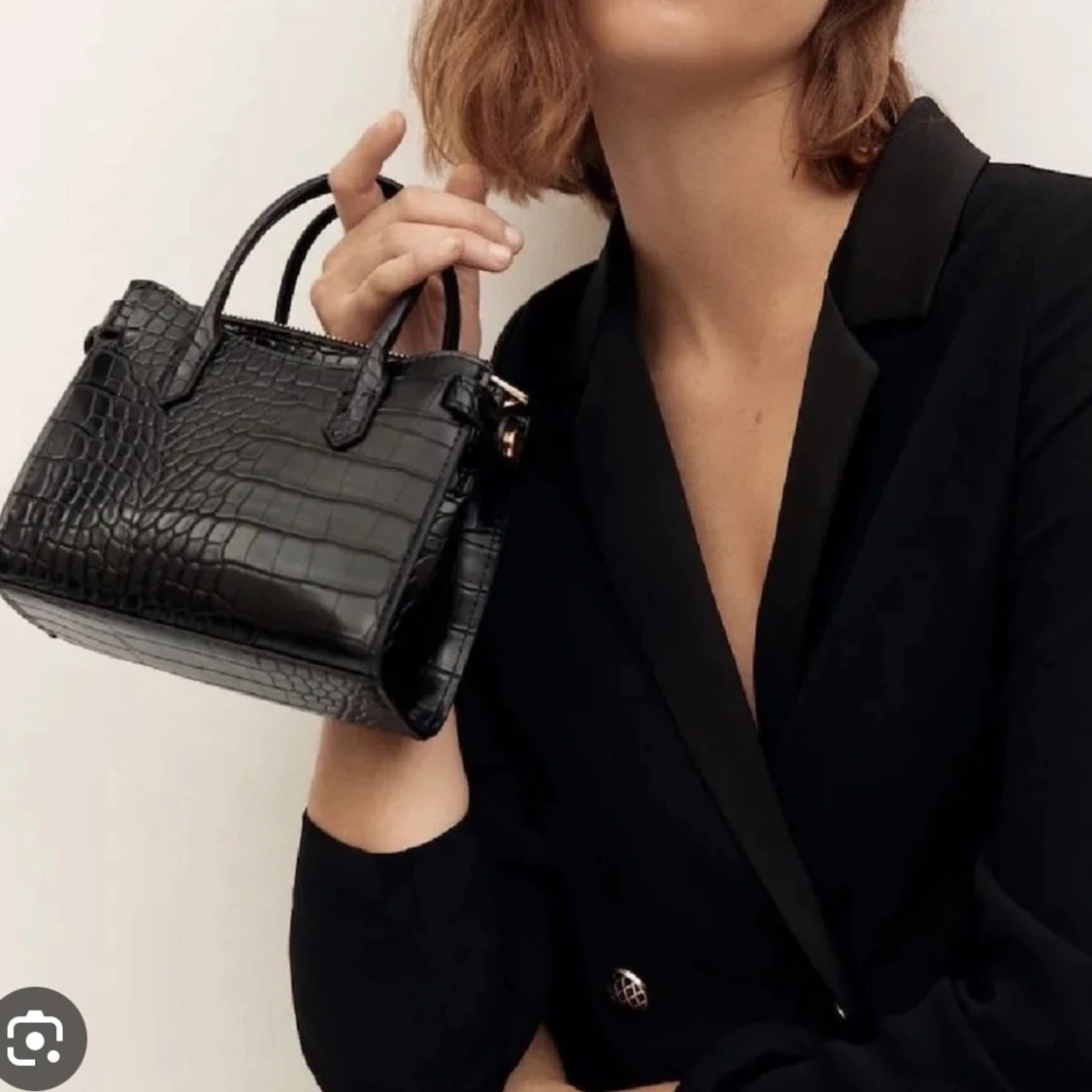 Svart mini väska från mango  - 90