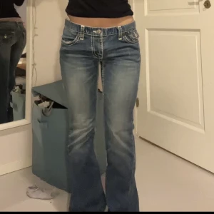 True religion jeans  - Säljer desss coola true religion jeansen i jättebra skick! Köpte för 1000kr jag säljer för 650! Skriv för fler frågor eller bilder! 