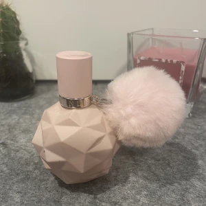 Ariana grande sweet candy parfym - Det är som nytt har använts bara en gång. Köpte från h&m för 495kr Mitt pris 350kr