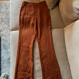 Kostymbyxor  - Kostymbyxor från Nakd i storlek Xs. Fint skick förutom en maska på baksidan