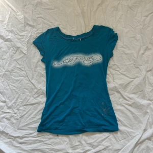 ed hardy t-shirt  - supersnygg ed hardy t-shirt, köpt secondhand och lappen var bortklippt men den passar storlek xs-m<3 hör gärna av dig med frågor köp göran genom ”köp nu” xoxo