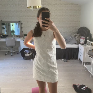 Klänning  - Säljer denna superfina vita klänningen från mango🤍 Använd fåtal gånger utan några defekter😊 skriv om ni har funderingar eller vill ha mer bilder🤍