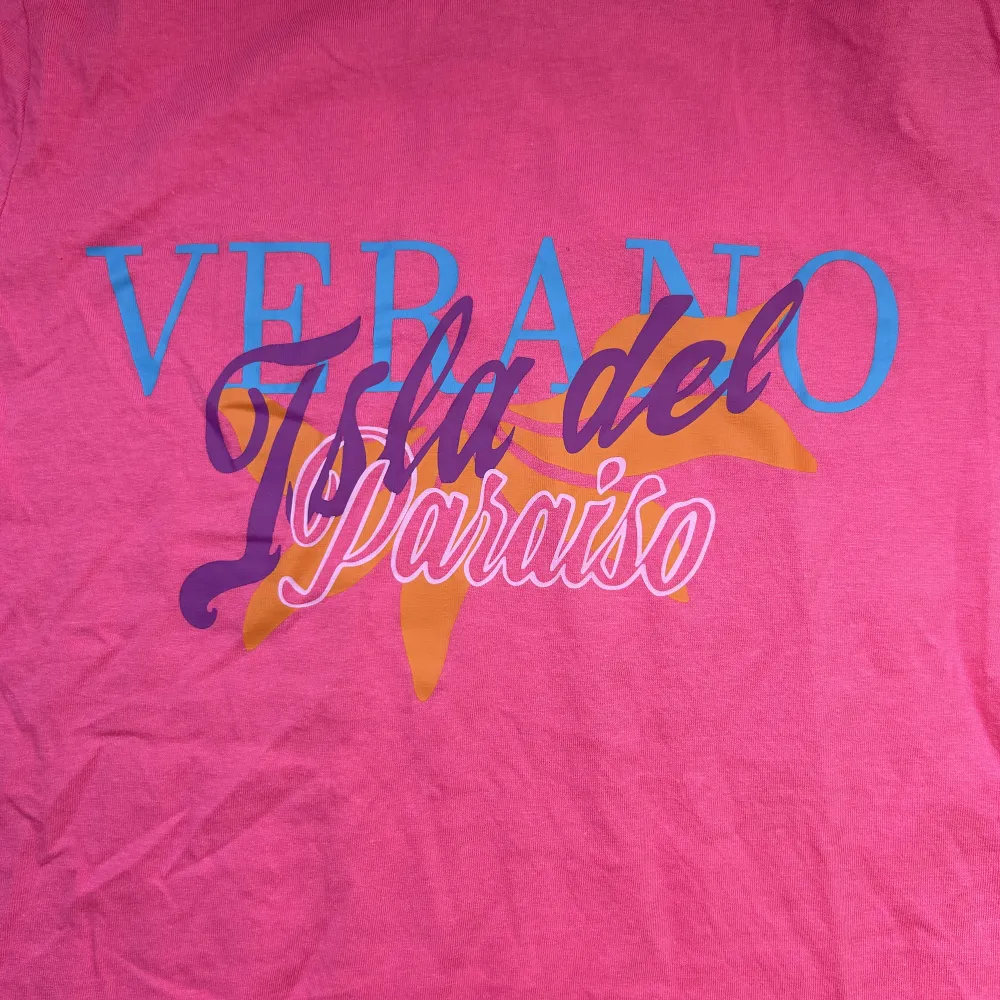 Säljer denna härliga sommar t-shirten från hm. Tröjan är rosa med text i olika färger. Endast använd en eller två gånger och är som ny! Säljer eftersom den inte används ❤️ . T-shirts.
