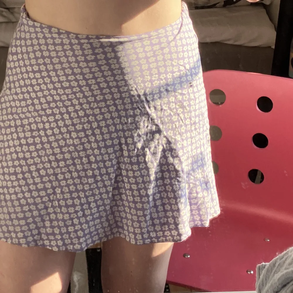 Säljer denna fina kjol från Divided strl 36 Fint skick aldrig använd tar bara Swish och köparen står för frakten . Kjolar.