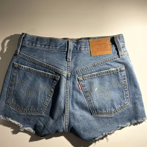 Levis 501 shorts - Ett par riktigt snygga, korta Levis 501 shorts med lite mörkare tvätt. De är i stort sett oanvända, originalpris ca 650 🥰Om du vill se fler bilder är det bara att skriva! ❤️