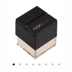 Huda beauty powder - Säljer denna mini huda beauty powder i färgen pound cake! Var använd typ 2 gånger men allt är tvättad och rent. Säljer pga färgem inte passa mig. 