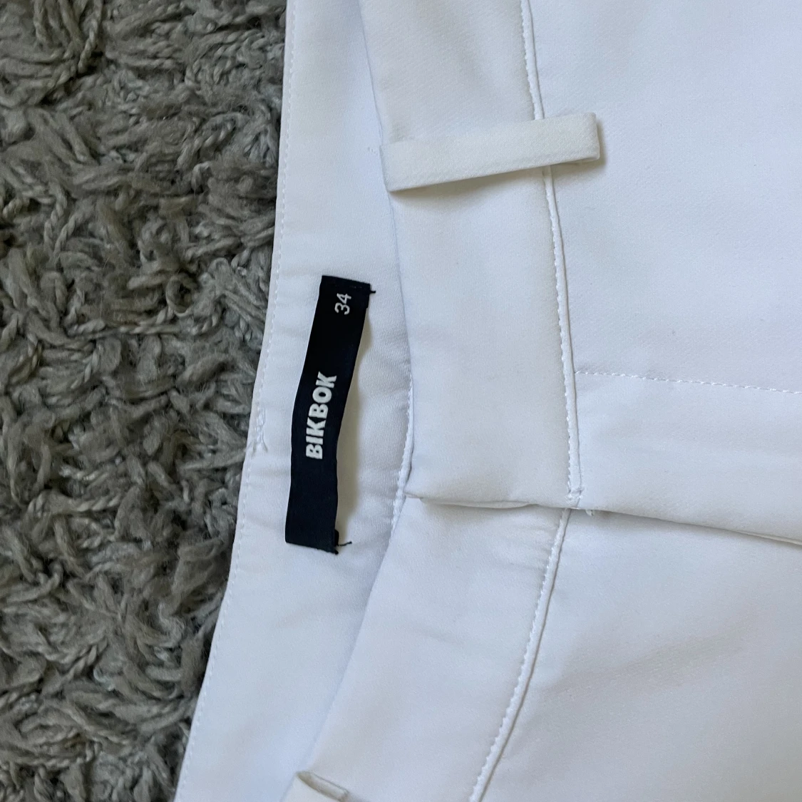 Vita kostymbyxor från bikbok  - 90