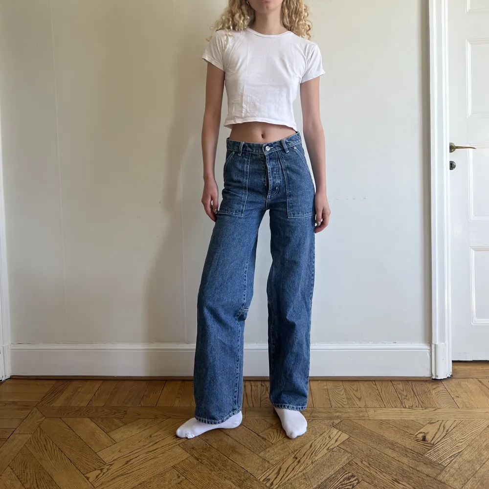 Coola 2000-tals street jeans med brodering och patches. Straight fit. W 25 L 30  Använda ett få tal gånger, en av knapparna saknas men det syns inte när man har på sig. . Jeans & Byxor.
