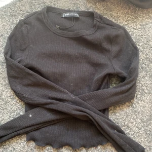 Basic långärmade - Basic långärmad med volanger. Storlek xxs 