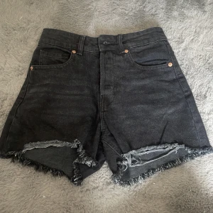Shorts - Säljer jätte fina shorts från hm för att dom är i fel storlek! Nypris är 250 och dom är helt oandvänd så därför säljer jag dom för 200 pluss frakt💕 pris kan diskuteras 