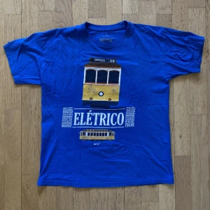 Tshirt med tryck - Snygg tshirt med tryck. Lite slitningar, vilket syns på bild två både på trycket och två små hål nedanför (men som knappt är synliga)🌟