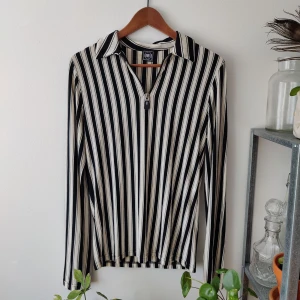 Randig tröja Humana - Köpte denna skitcoola tröja från Humana nyligen, men passade inte jättebra mig med stor byst. Framhäver verkligen ens figur. Fin och retro vibe. 👁️