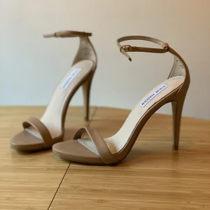 Oanvända Steve Madden-klackar i strl 38, beige - Säljer dessa snygga helt oanvända Steve Madden-klackar då jag sällan använder klackskor men köpte dessa då jag tyckte de var så fina. Klacken är ca 8 cm hög. Inköpta för ca 1500 kr.