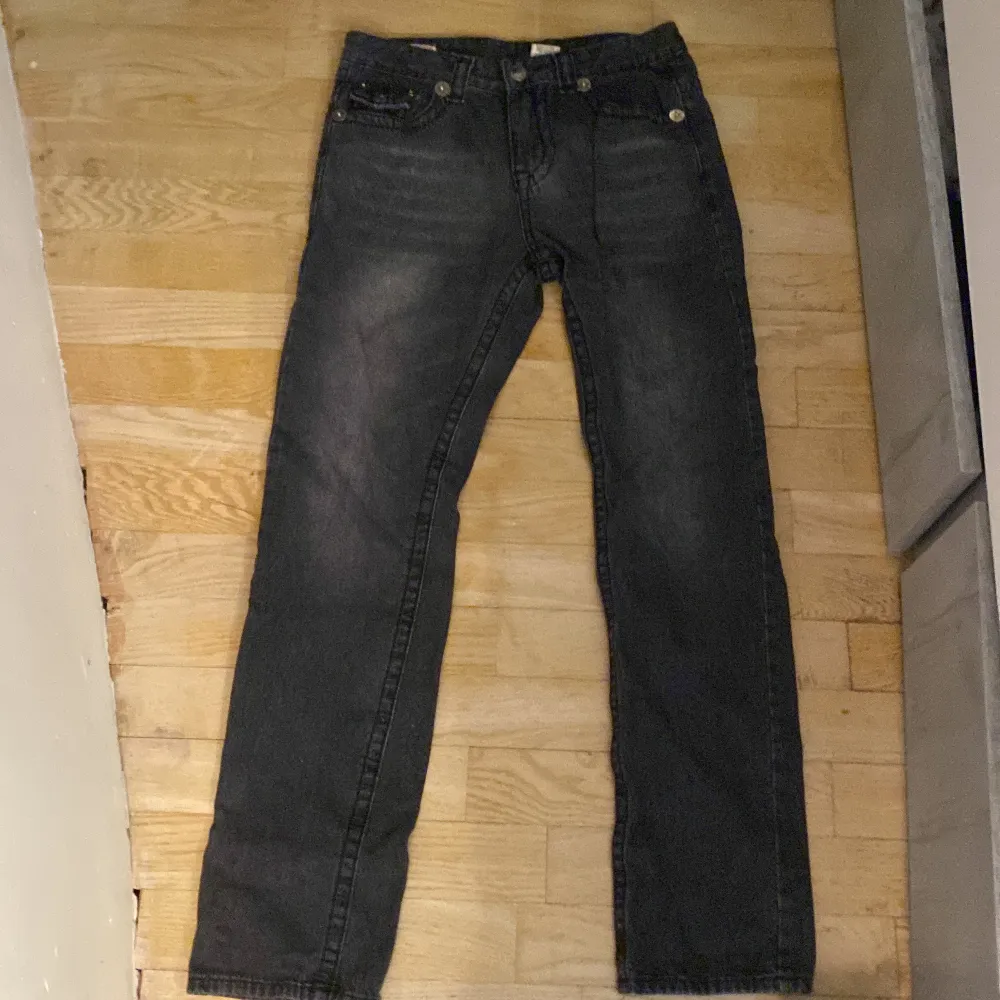 Säljer ett par nästan helt oanvända true religon byxor . Jeans & Byxor.