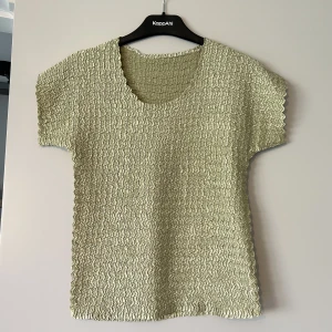 Grön topp - Lite mer grön i verkligheten än på bilden💚 står ingen storlek men skulle säga en L/XL