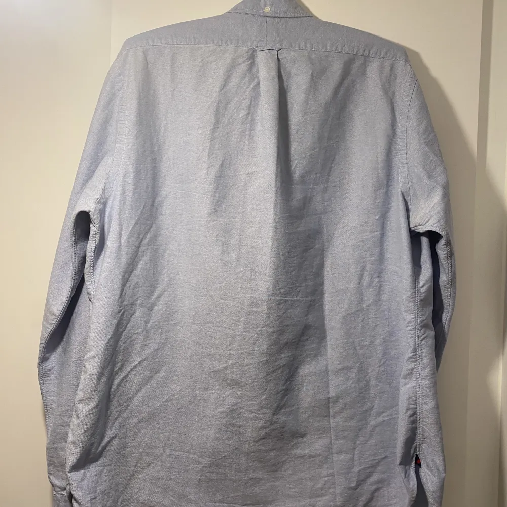 Säljer en snygg fräsh Ralph Lauren skjorta i bra skick 9/10 inga defekter. Original pris ca 1400.. Skjortor.