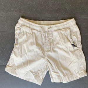 Jack & Jones linne shorts - Linne shorts i bra skick inte använts så mycket då dom är för små för mig. Men dom är väldigt trendiga och är perfekta för sommaren! Hör av dig för mer info eller bilder😀
