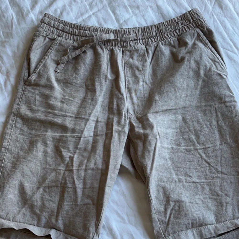 Linneshorts från dressman perfekt nu till sommaren  Shortsen är i storlek small. Shorts.