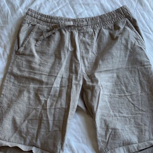 Linneshorts - Linneshorts från dressman perfekt nu till sommaren  Shortsen är i storlek small