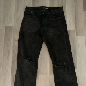 Junkyard x Nevermind Jeans - Storlek 30, bra skick.