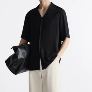 Skjorta från Zara - Oanvänd skjorta från Zara i viskos. Storlek L. Säljes pga för stor. Skrynklig pga legat vikt men. Superskönt material och snygg skjorta men tyvärr för stor. Jag är 187 cm 78 kg. Kan hämtas i Norrköping eller Västerås, eller skickad