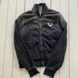 True Religion Zip Up tröja - Zip Up från True Religion i strl M.  Knappt använd, mycket bra skick 