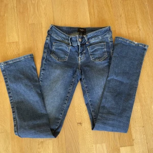 Low rise Y2K jeans  - Säljer dessa då de dessvärre är lite för små för mig!💖 superfint skick och knappt använda! Nypris ca 700kr💘