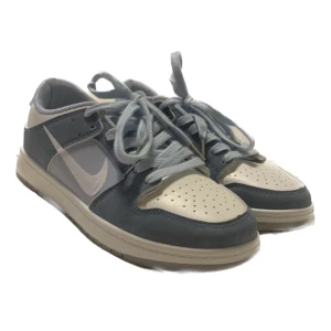 Nike skor - Säljer dessa Nike skor då de inte passar mig, köptes här på Plick för 1045kr inkl frakt. Ny skick. Pris kan diskuteras. 