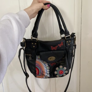 Desigual väska - Fin väska från desigual, lite sliten därav priset!