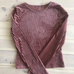 Rosa tröja - Jättefin rosa tröja. Knappt använd. Vet ej märke då det fallit bort. Hel och som ny.