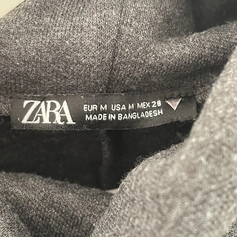 En grå klänning med polokrage från Zara. Klänningar.