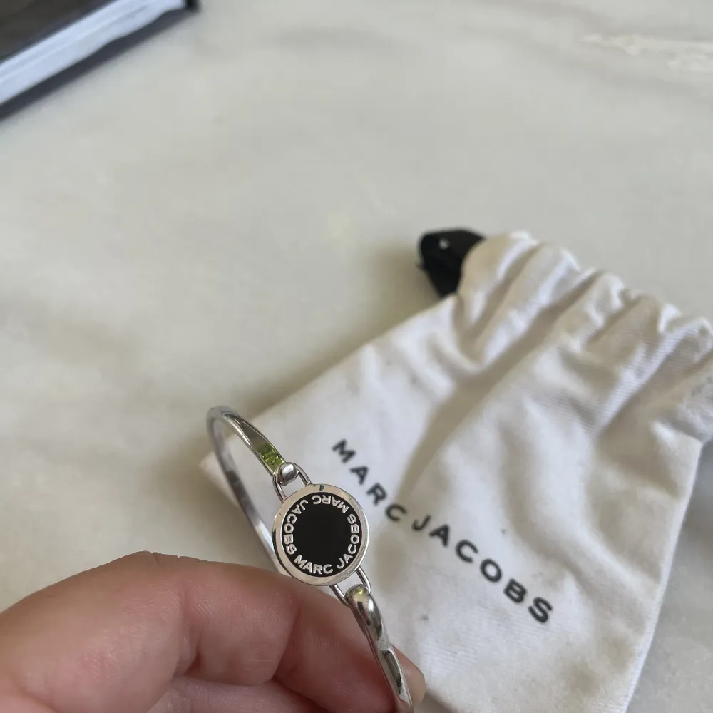 Marc jacobs armband, säljer på grund av att jag ej använder silversmycken. Accessoarer.