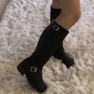 Johnny bulls stövlar  - Oanvända Jonny bulls stövlar i strl 39 med GULD detaljer! Nypris är runt 1500 kr & jag säljer för 350 kr + gratis frakt ❤️ PASSA PÅ🤍